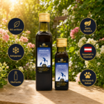 Zwei Glasflaschen Borretschöl (für Hunde und Katzen) auf einem Holztisch im sonnigen Garten – Premium-Naturöl von MisterKings.