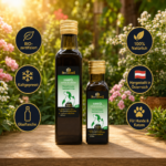 Zwei Glasflaschen Hanföl (für Hunde und Katzen) auf einem Holztisch im sonnigen Garten – Premium-Naturöl von MisterKings.