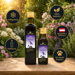 Zwei Glasflaschen Leinöl (für Hunde und Katzen) auf einem Holztisch im sonnigen Garten – Premium-Naturöl von MisterKings.