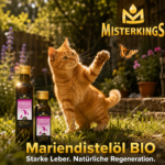 Glückliche Katze verspielt im Garten neben einer Flasche Mariendistelöl – MisterKings Naturöl für Hunde und Katzen.